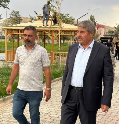 İlçemizin nefes alan noktalarından biri olan Selahaddin Eyyubi Parkı’nda devam eden peyzaj ve çevre düzenleme çalışmalarını yerinde inceledim.