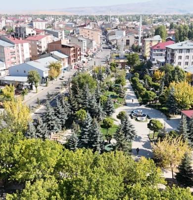 Kıymetli Hemşehrilerim, İlçemizin tarihine, kültürel mirasına ve yerel değerlerine sahip çıkmak adına Patnos Belediye Meclisimizin aldığı kararla, uzun yıllardır “Malazgirt Caddesi” olarak bilinen caddemizin ismini “Sultanmut Caddesi” (Sıltamut) olarak de