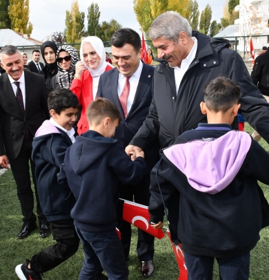????Patnos Gençlik Spor Merkezi Meydanı’nda düzenlenen törene katıldık. 