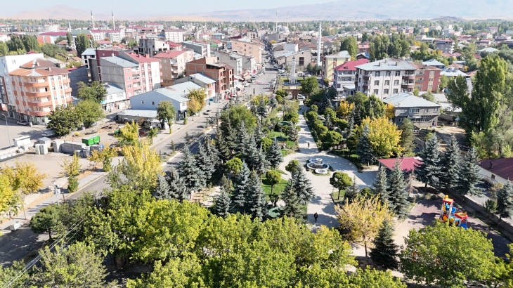 Kıymetli Hemşehrilerim, İlçemizin tarihine, kültürel mirasına ve yerel değerlerine sahip çıkmak adına Patnos Belediye Meclisimizin aldığı kararla, uzun yıllardır “Malazgirt Caddesi” olarak bilinen caddemizin ismini “Sultanmut Caddesi” (Sıltamut) olarak de