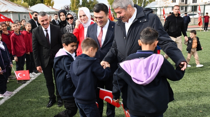????Patnos Gençlik Spor Merkezi Meydanı’nda düzenlenen törene katıldık. 