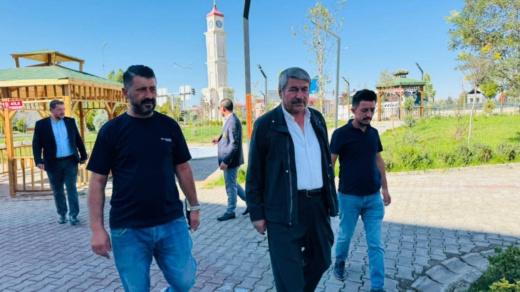 Selahaddin Eyyübi Parkı’nda yürüyüş yolları için yapılan boyama çalışmalarını yerinde inceledik.