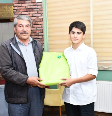 Belediye Başkanımız Sayın. Abdulhalık Taşkın’dan Başarılı Öğrencilere Tebrik ve Ödül