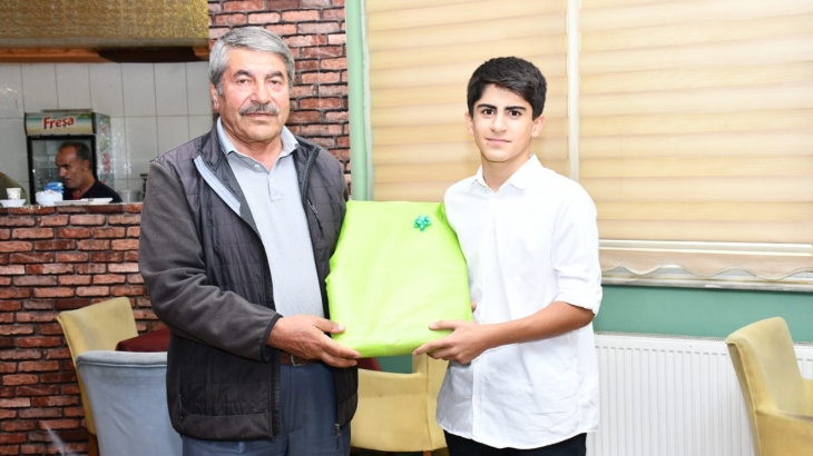 Belediye Başkanımız Sayın. Abdulhalık Taşkın’dan Başarılı Öğrencilere Tebrik ve Ödül